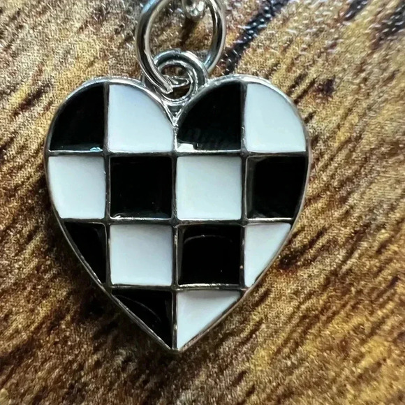 SET: 3 pieces of black & white checked jewelry - Picture 4 of 9